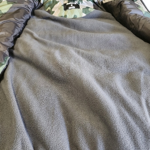 Hurley Green Camo Puffer Vest with Gray Sleeves (NWOT) - Picture 5 of 9